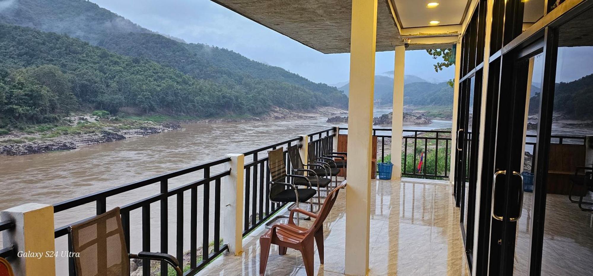 Inn Riverside Hostel Pb Muang Pakbèng Exteriör bild