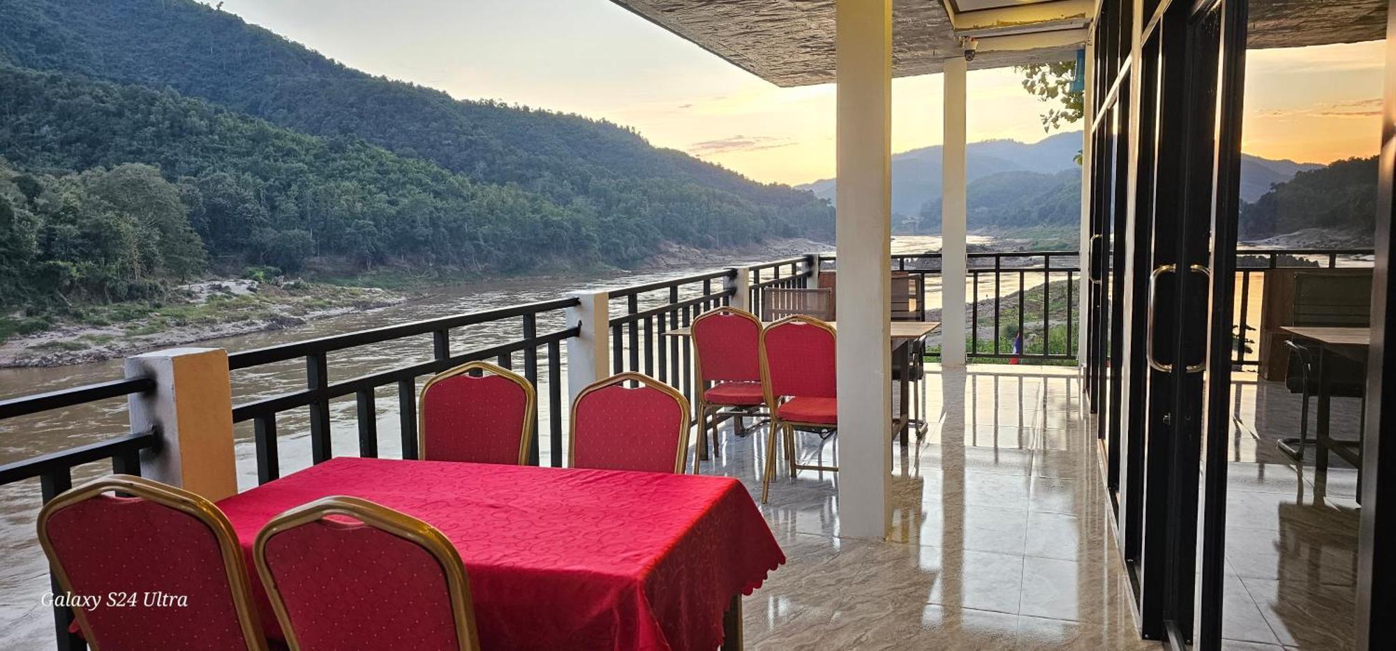 Inn Riverside Hostel Pb Muang Pakbèng Exteriör bild