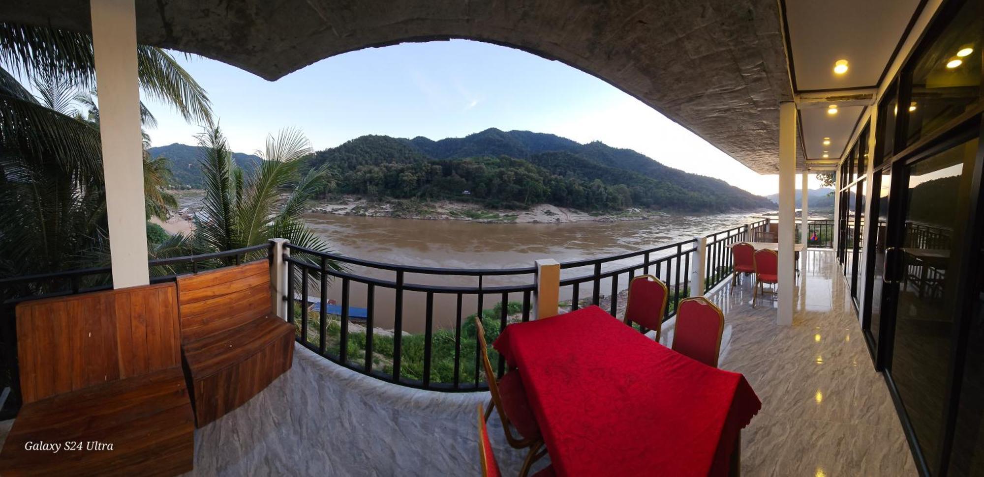 Inn Riverside Hostel Pb Muang Pakbèng Exteriör bild