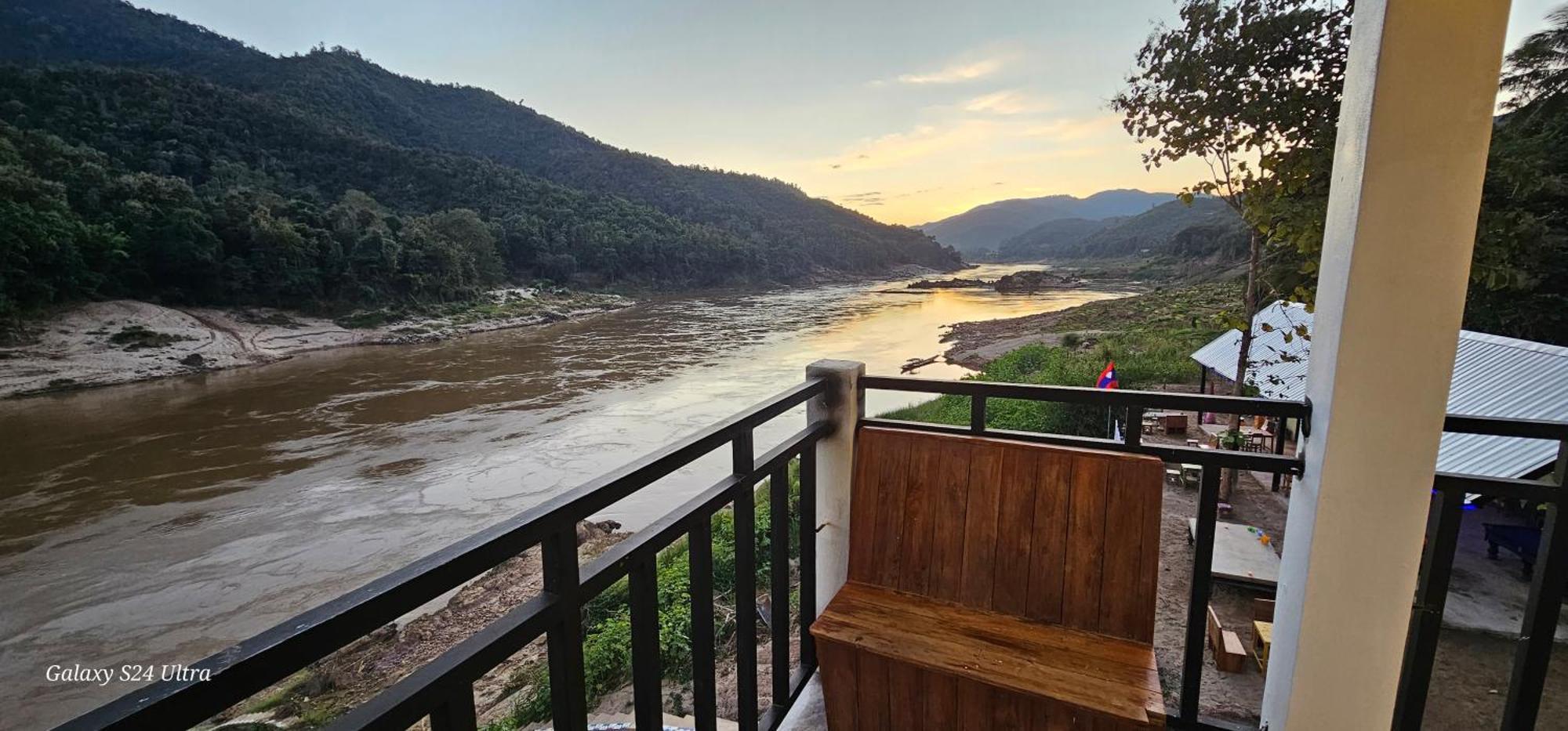 Inn Riverside Hostel Pb Muang Pakbèng Exteriör bild