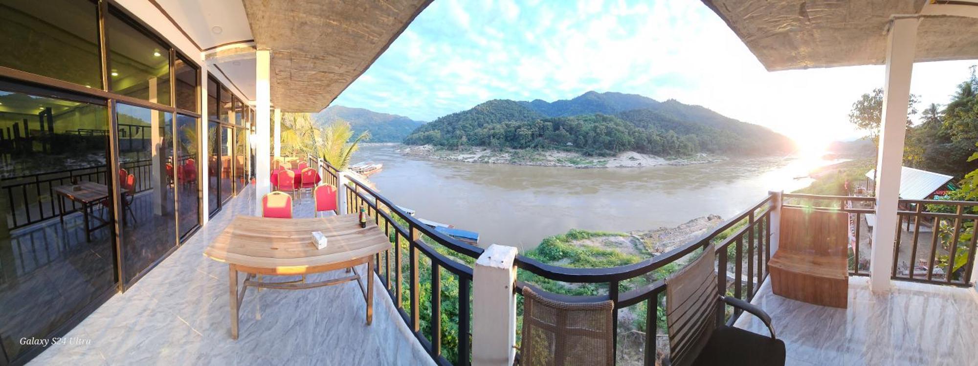 Inn Riverside Hostel Pb Muang Pakbèng Exteriör bild