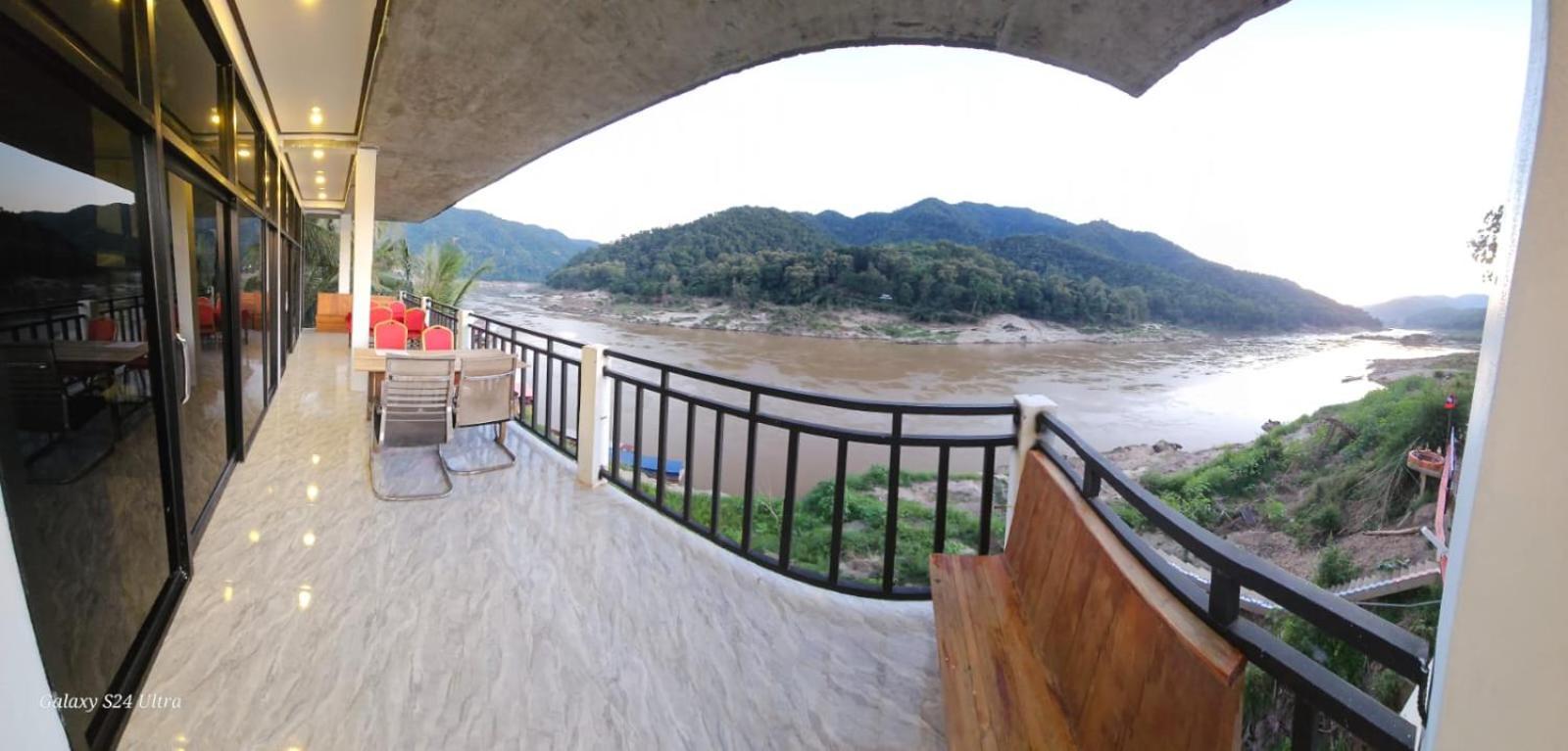 Inn Riverside Hostel Pb Muang Pakbèng Exteriör bild