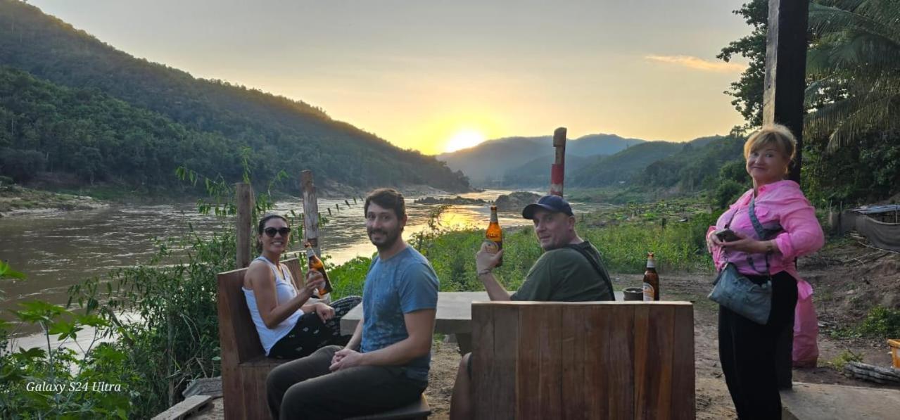 Inn Riverside Hostel Pb Muang Pakbèng Exteriör bild