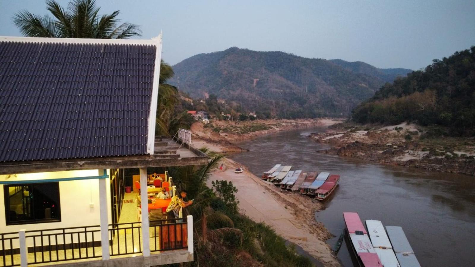 Inn Riverside Hostel Pb Muang Pakbèng Exteriör bild