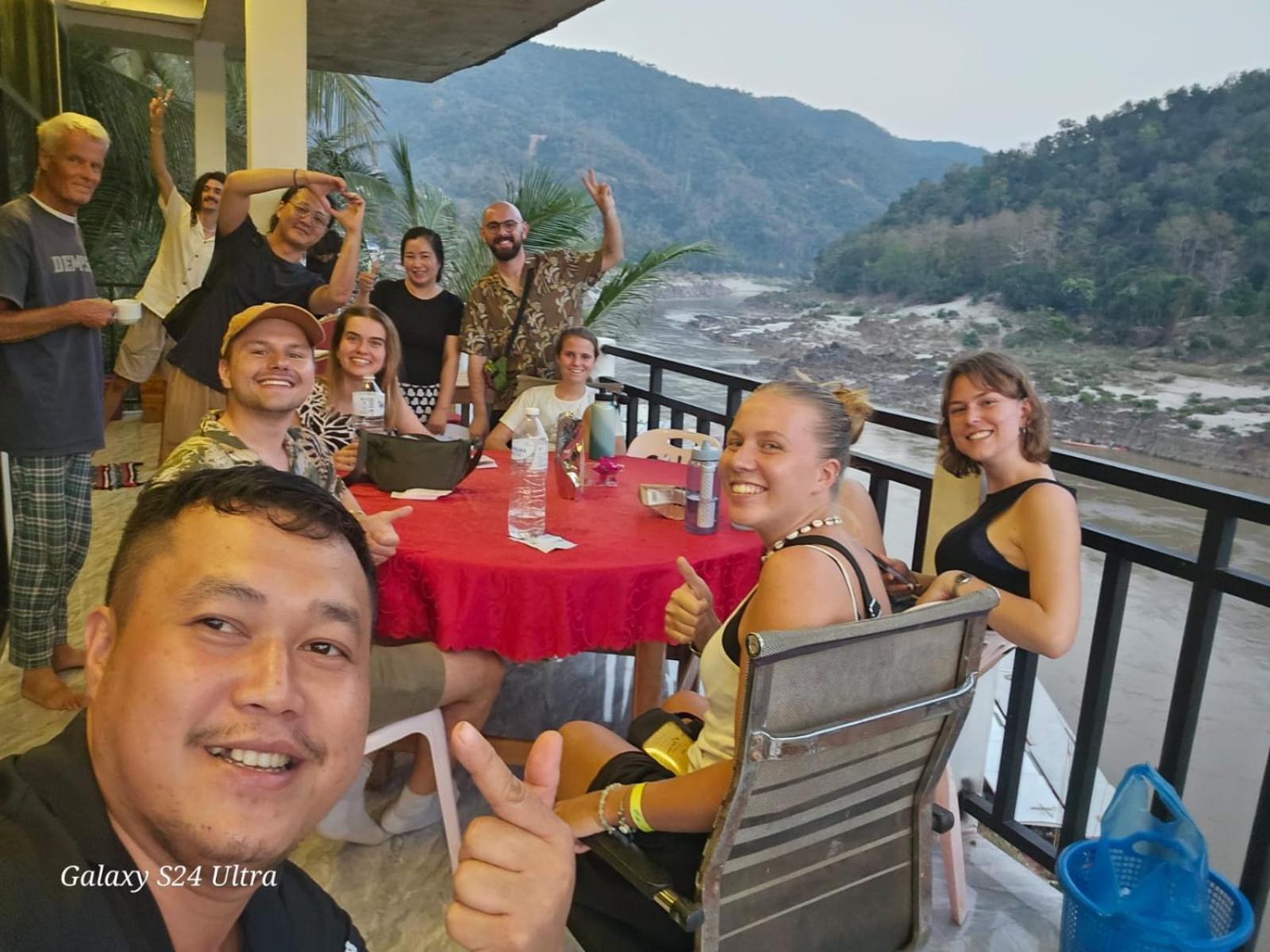 Inn Riverside Hostel Pb Muang Pakbèng Exteriör bild