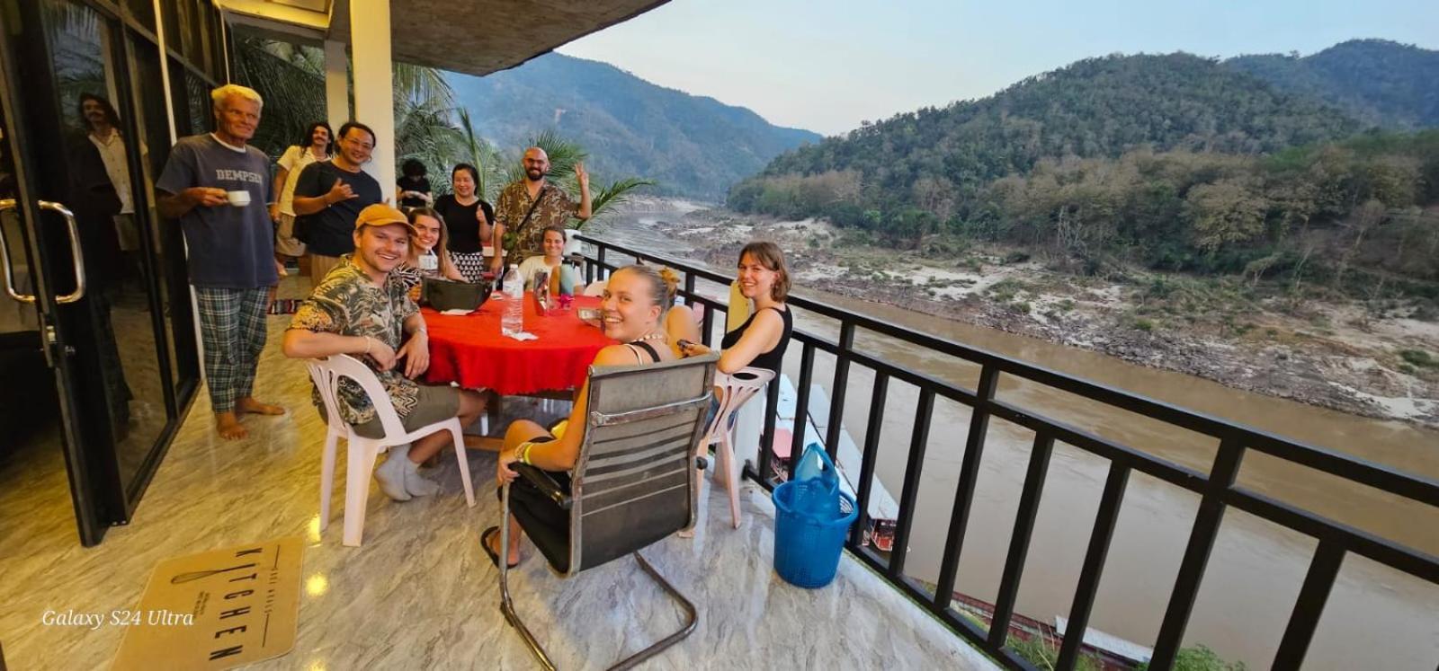 Inn Riverside Hostel Pb Muang Pakbèng Exteriör bild