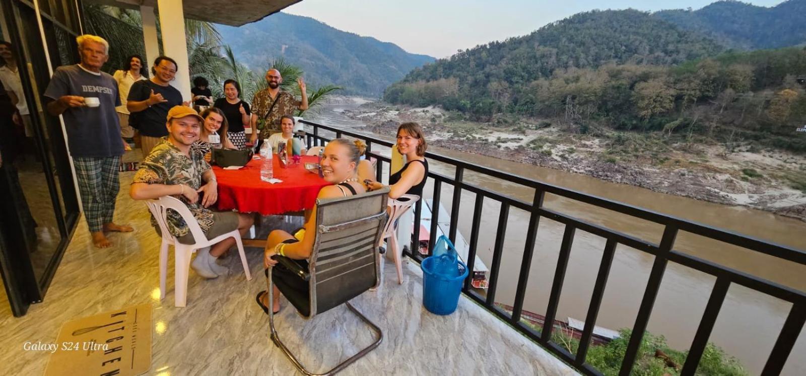 Inn Riverside Hostel Pb Muang Pakbèng Exteriör bild