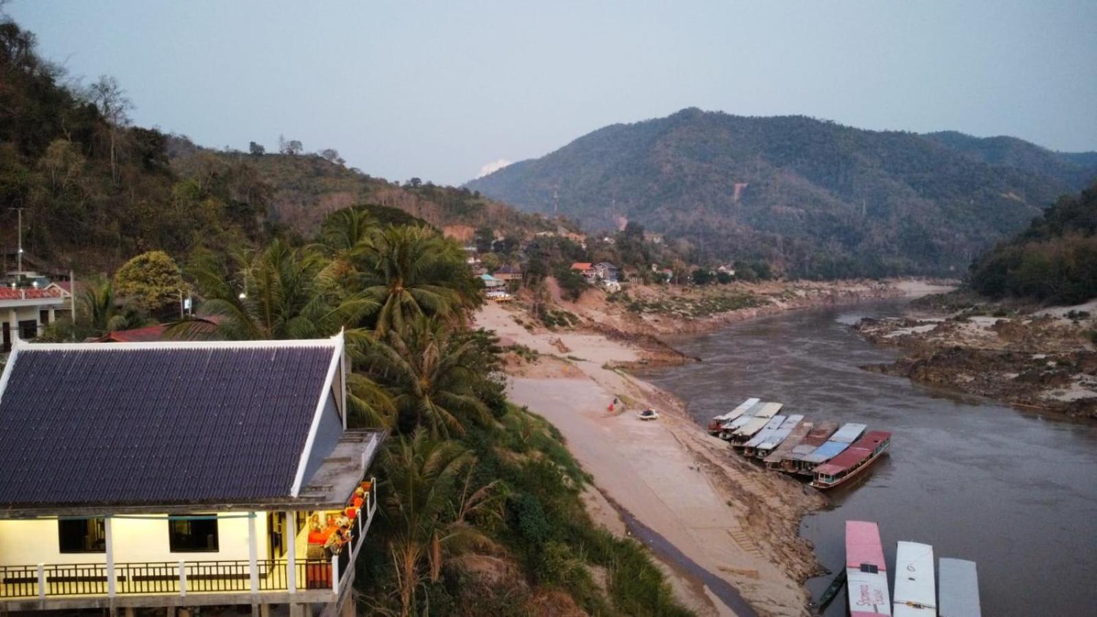 Inn Riverside Hostel Pb Muang Pakbèng Exteriör bild
